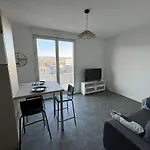 F2 neuf, centre ville, terrasse, WIFI, garage